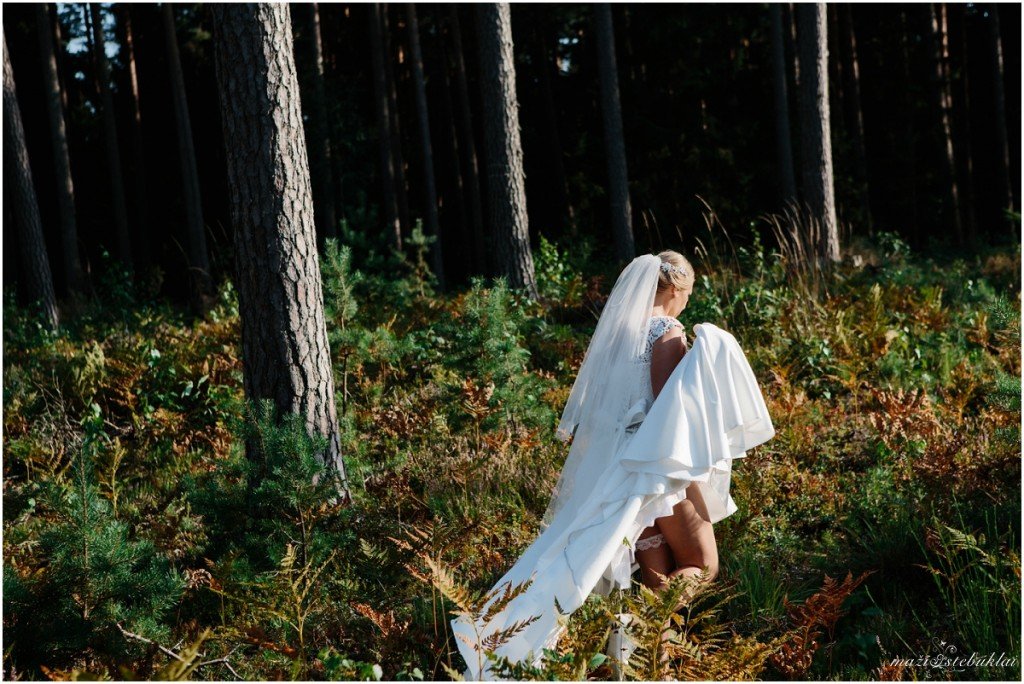 Vestuvinė fotosesija miške