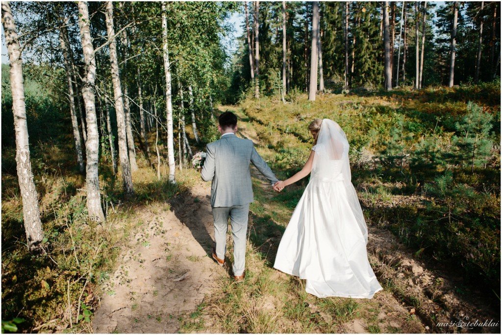 Vestuvinė fotosesija miške